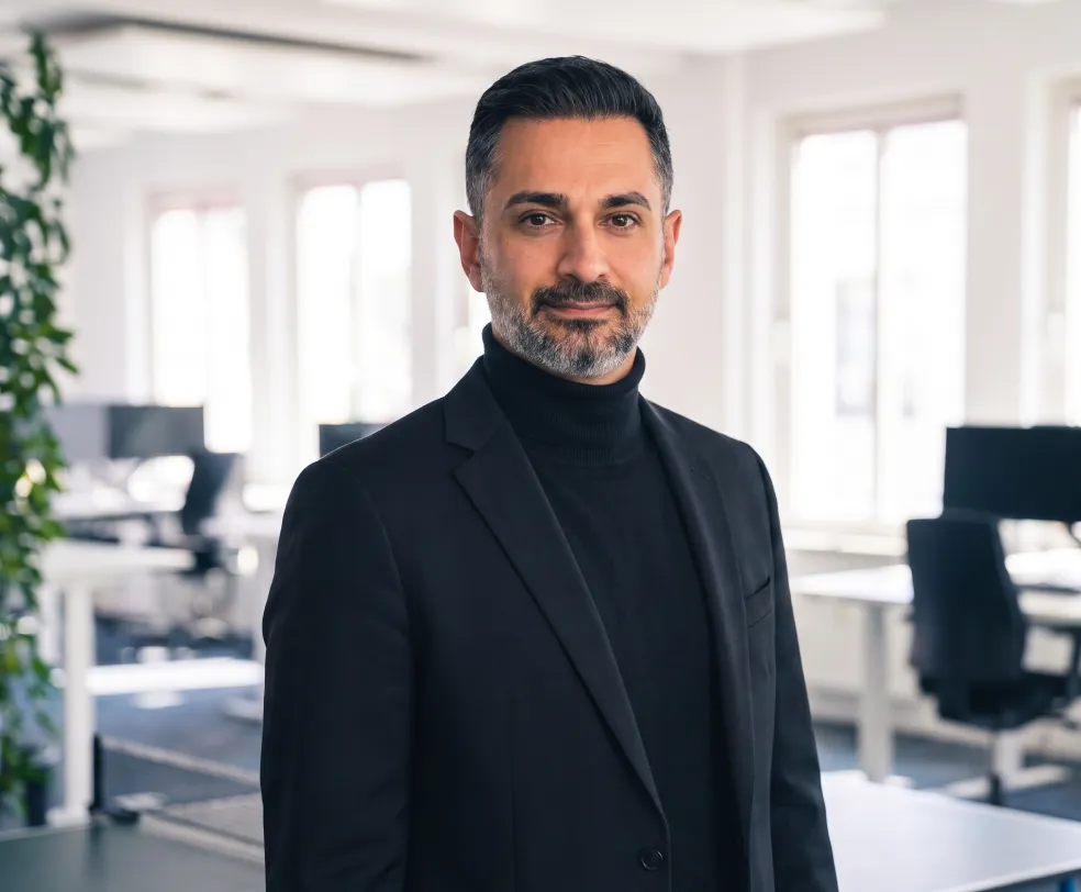 Babak Baumann-Fashandi, Director Client Success & Strategic Accounts, im Büro